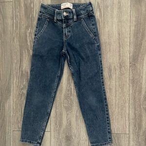 Abercrombie Jeans
Size: 7/8
Condition: Hardly Worn